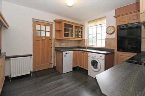 2 bedroom flat to rent, Queens Drive, London W3