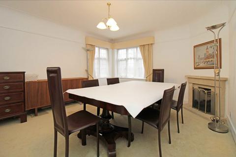 2 bedroom flat to rent, Queens Drive, London W3