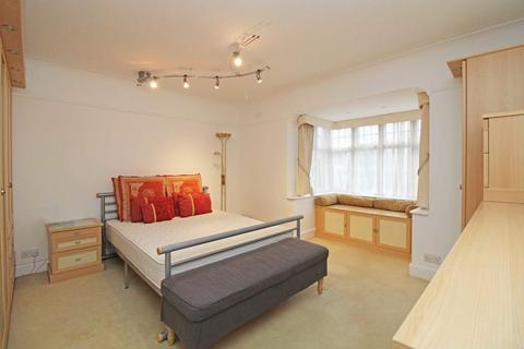 2 bedroom flat to rent, Queens Drive, London W3