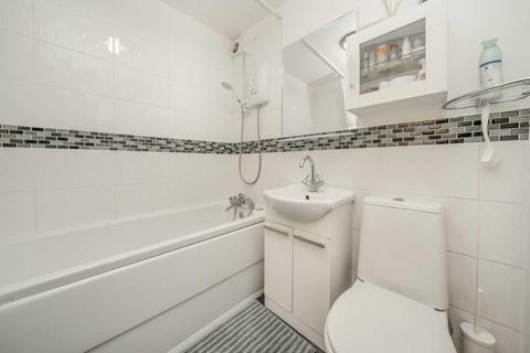 1 bedroom flat for sale, Sunninghill Court, London W3