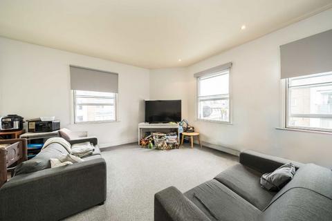 2 bedroom flat to rent, Lavender Hill, London SW11