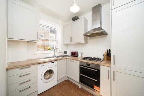 2 bedroom flat to rent, Lavender Hill, London SW11