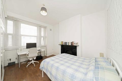 2 bedroom flat to rent, Lavender Hill, London SW11