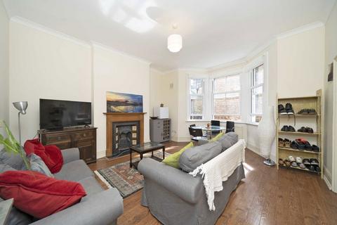 2 bedroom flat to rent, Lavender Hill, London SW11