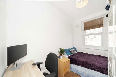 2 bedroom flat to rent, Lavender Hill, London SW11