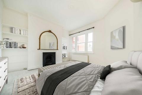 2 bedroom flat to rent, Lurline Gardens, London SW11