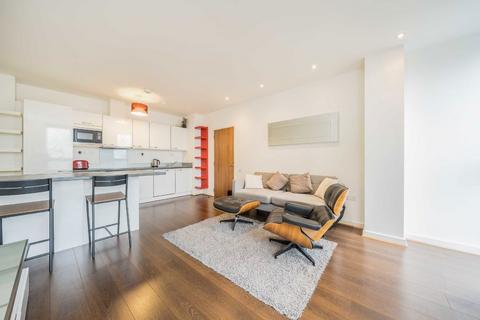 2 bedroom flat to rent, St. John's Hill, London SW11