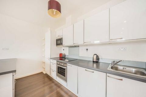 2 bedroom flat to rent, St. John's Hill, London SW11