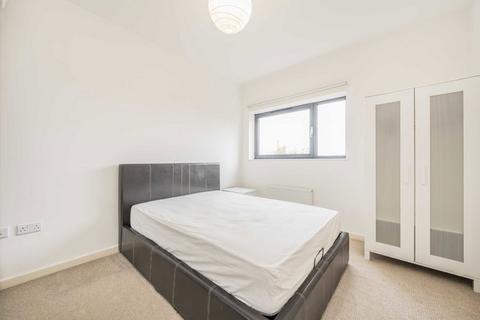 2 bedroom flat to rent, St. John's Hill, London SW11