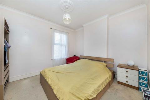 3 bedroom flat for sale, Wyndcliff Road, London SE7