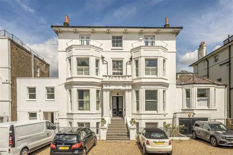 3 bedroom flat for sale, Shooters Hill Road, London SE3