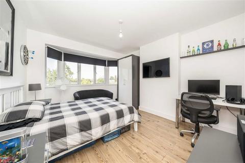 17 Broad Walk, London, SE3 8NE