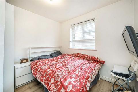 3 bedroom terraced house for sale, Elizabeth Fry Place, London SE18