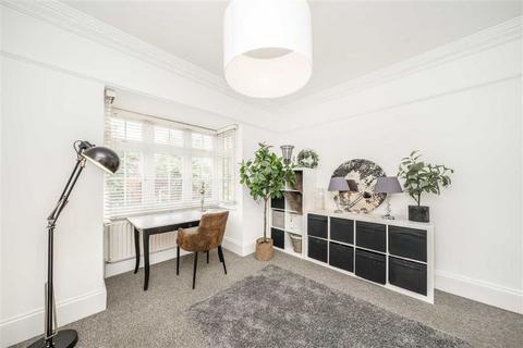 4 bedroom flat for sale, Westcombe Park Road, London SE3