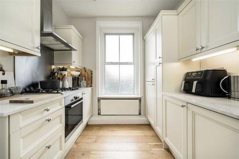 2 bedroom flat for sale, Shooters Hill Road, London SE3