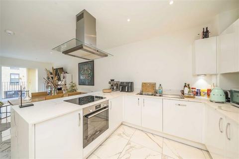 3 bedroom flat for sale, Brumwell Avenue, London SE18