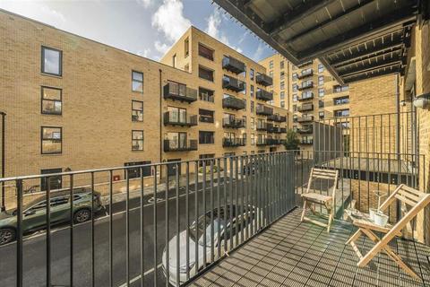 3 bedroom flat for sale, Brumwell Avenue, London SE18