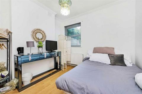 2 bedroom flat for sale, Overcliff Road, London SE13