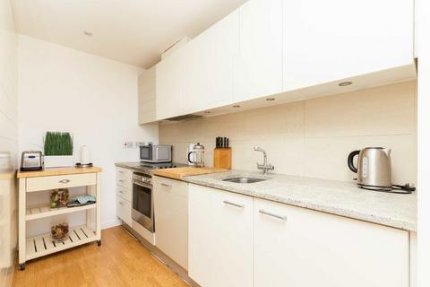 2 bedroom flat for sale, Hutchings Street, London E14