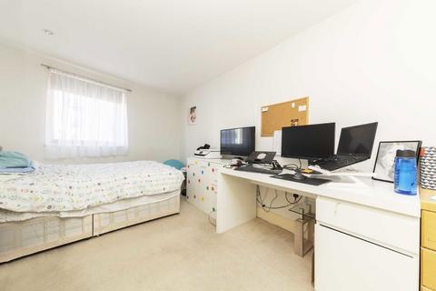 2 bedroom flat to rent, Crews Street, London E14