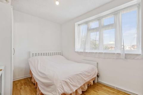 3 bedroom flat for sale, Wiltshire Close, London SW3