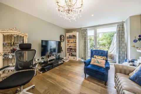 1 bedroom flat for sale, Narrowboat Avenue, Brentford TW8