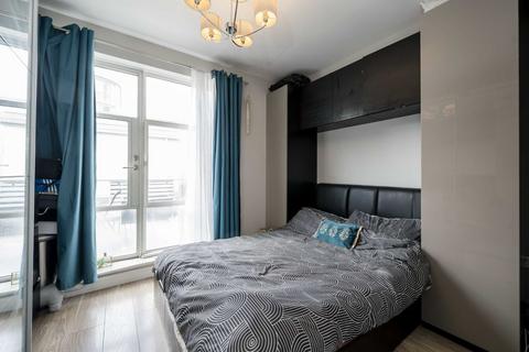 1 bedroom flat for sale, Great West Road, Brentford TW8