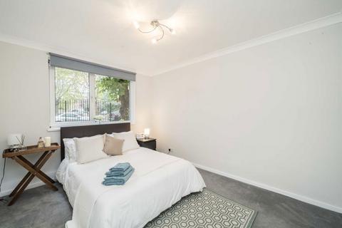 3 bedroom flat for sale, Barrowgate Road, London W4