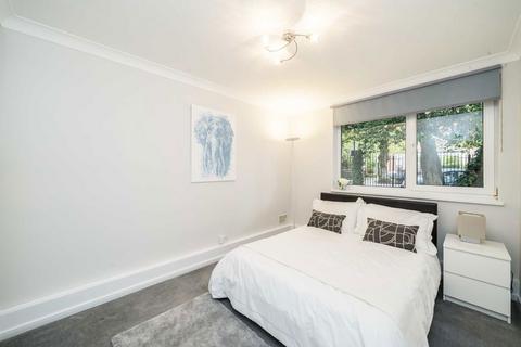 3 bedroom flat for sale, Barrowgate Road, London W4