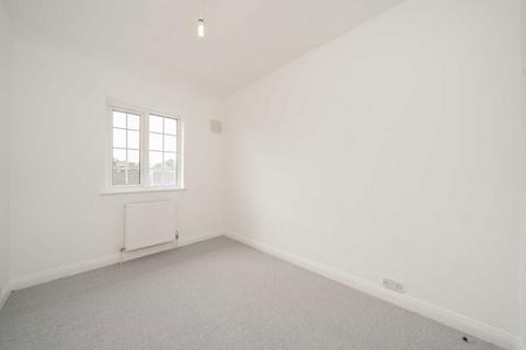 2 bedroom flat for sale, Somerset Road, Brentford TW8