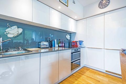 2 bedroom flat for sale, Colonial Drive, London W4