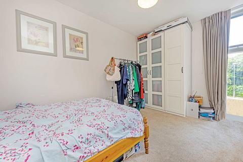 2 bedroom flat for sale, Colonial Drive, London W4