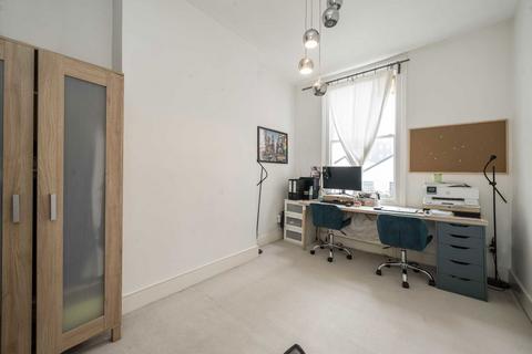 2 bedroom flat for sale, Thorney Hedge Road, London W4