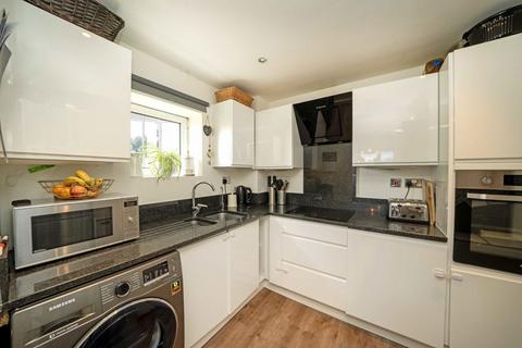 2 bedroom flat for sale, Holland Gardens, Brentford TW8