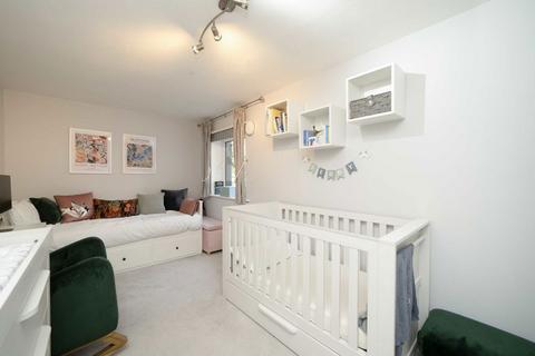 2 bedroom flat for sale, Holland Gardens, Brentford TW8