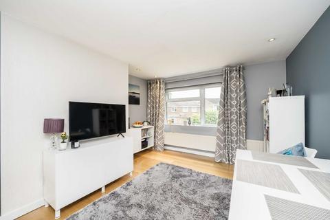 2 bedroom flat for sale, Staveley Gardens, London W4