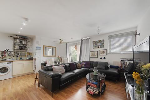 3 bedroom flat for sale, Explorers Court, 5 Newport Avenue, E14