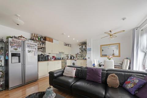 3 bedroom flat for sale, Explorers Court, 5 Newport Avenue, E14