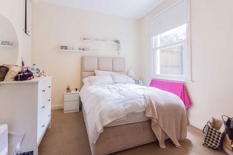 3 bedroom flat to rent, Arodene Road, London SW2