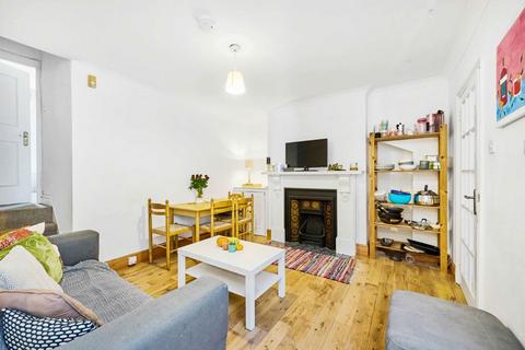 3 bedroom flat to rent, Tremadoc Road, London SW4