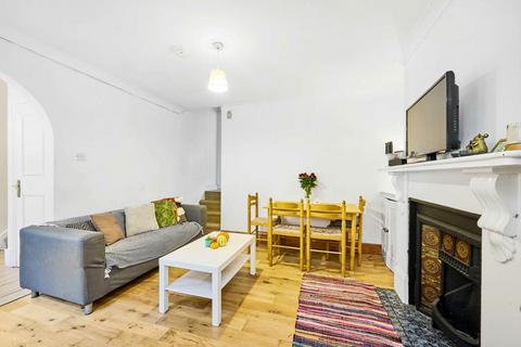 3 bedroom flat to rent, Tremadoc Road, London SW4