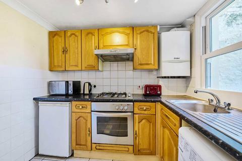 3 bedroom flat to rent, Tremadoc Road, London SW4