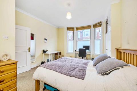 3 bedroom flat to rent, Tremadoc Road, London SW4