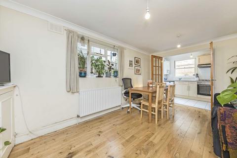 3 bedroom flat to rent, Prideaux Road, London SW9