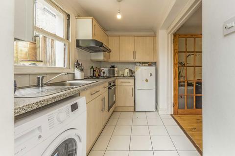 3 bedroom flat to rent, Prideaux Road, London SW9