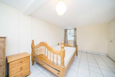 3 bedroom flat to rent, Prideaux Road, London SW9