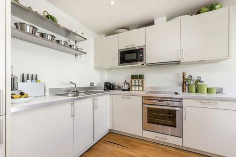 2 bedroom flat to rent, Houghton Square, London SW9