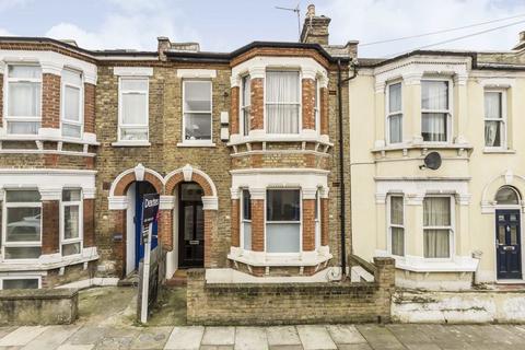 3 bedroom flat to rent, Arlesford Road, London SW9