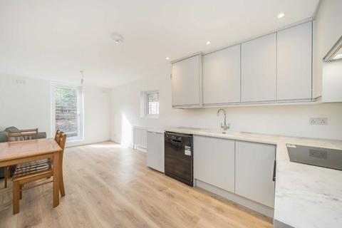 3 bedroom flat to rent, Arlesford Road, London SW9