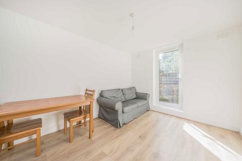 3 bedroom flat to rent, Arlesford Road, London SW9